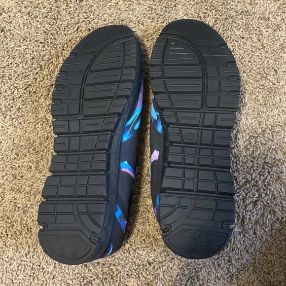 Shoes - Picture 3 of 4